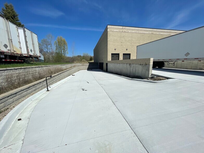 More Photos Of 12877 Emerson Dr, Brighton Flex For Sale