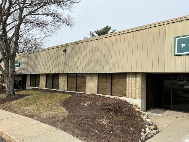 More Photos Of 1 Perimeter Rd, Manchester Distribution For Lease