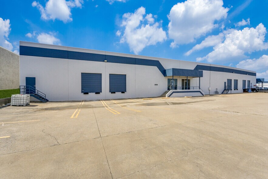 More Photos Of 2556-2564 W Commerce St, Dallas Warehouse For Lease