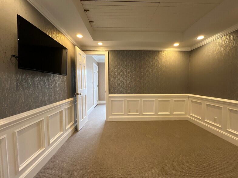 More Photos Of 21 South Ave, New Canaan Storefront Retail Office For Lease