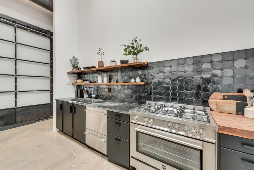 More Photos Of 1380 River Bend Dr, Dallas Loft Creative Space For Lease