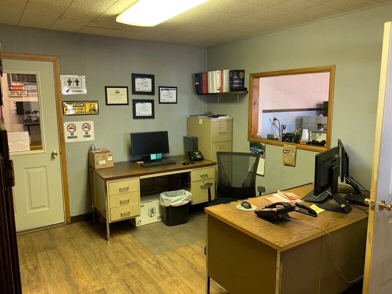 More Photos Of 1016 E State Highway 112, Center Industrial For Sale