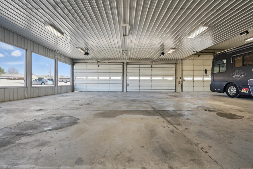 More Photos Of 2100 W Main St, Newcastle Flex For Sale