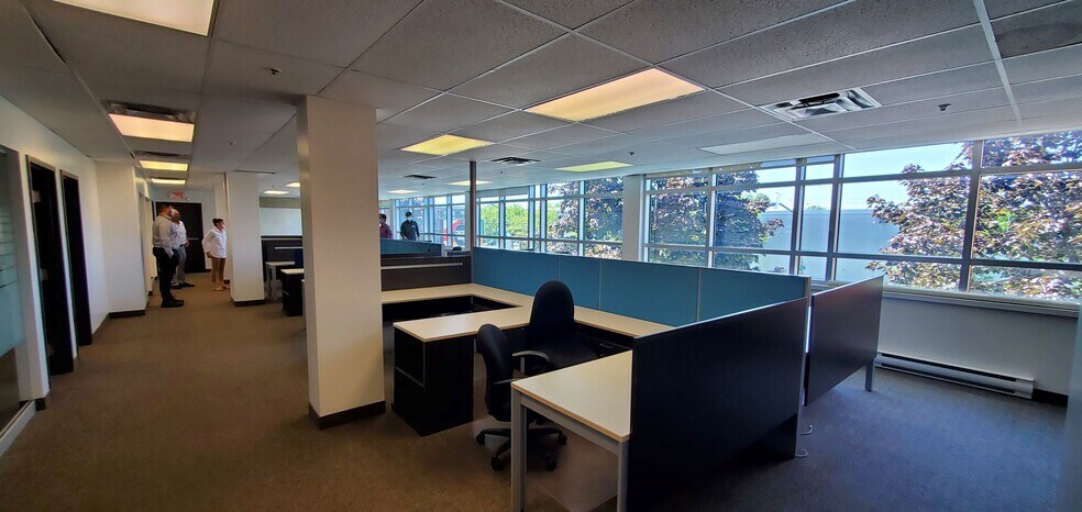 More Photos Of 2695 Av Dollard, Montréal Warehouse For Lease