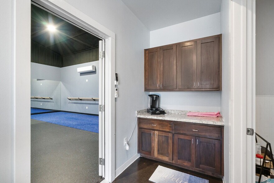 More Photos Of 1507 Ranger Hwy, Weatherford Warehouse For Lease