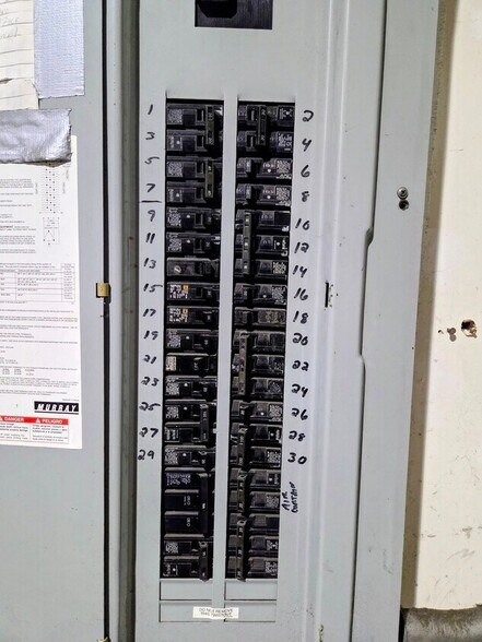 More Photos Of 7810 Kingspointe Pky, Orlando Warehouse For Lease