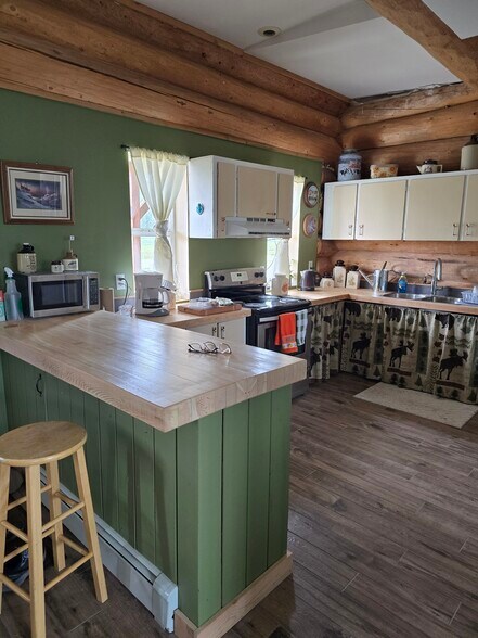 More Photos Of 1080 Stack Valley Rd, Cariboo Hotel For Sale