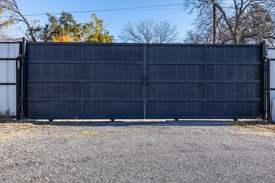 More Photos Of 1024 S First St, Sherman Warehouse For Lease