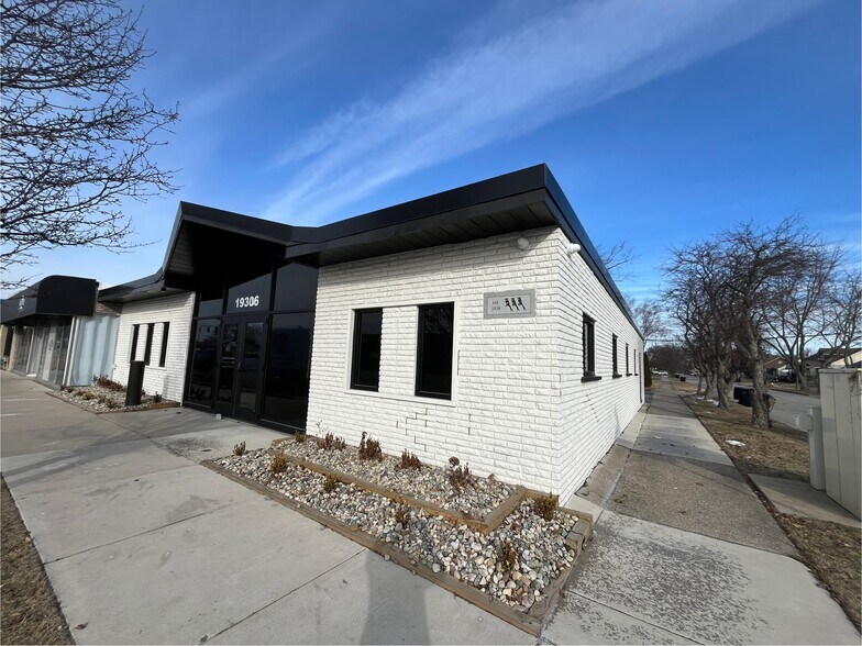 More Photos Of 19306 Ecorse Rd, Allen Park Office For Lease