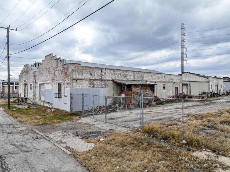 More Photos Of 309-325 S Salado St, San Antonio Warehouse For Sale