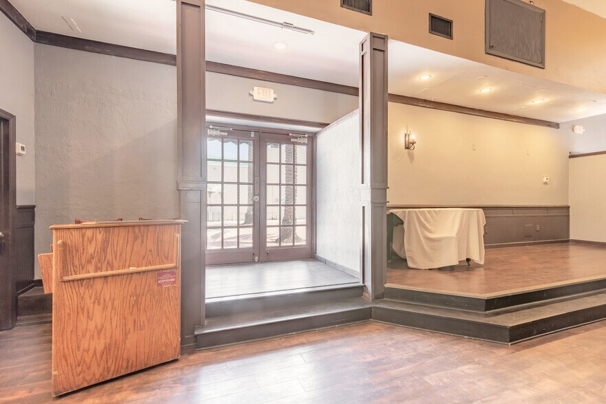 More Photos Of 230 S Beach St, Daytona Beach Storefront For Lease