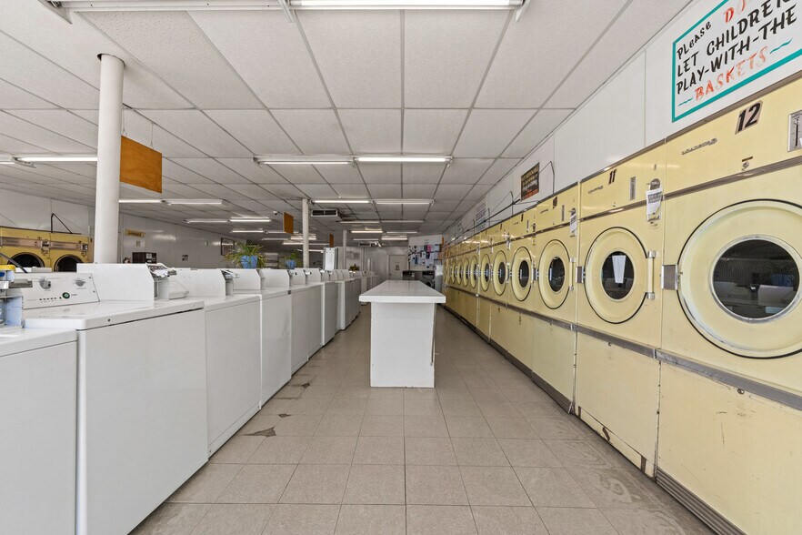 More Photos Of 416 State St, Trinidad Flex For Sale