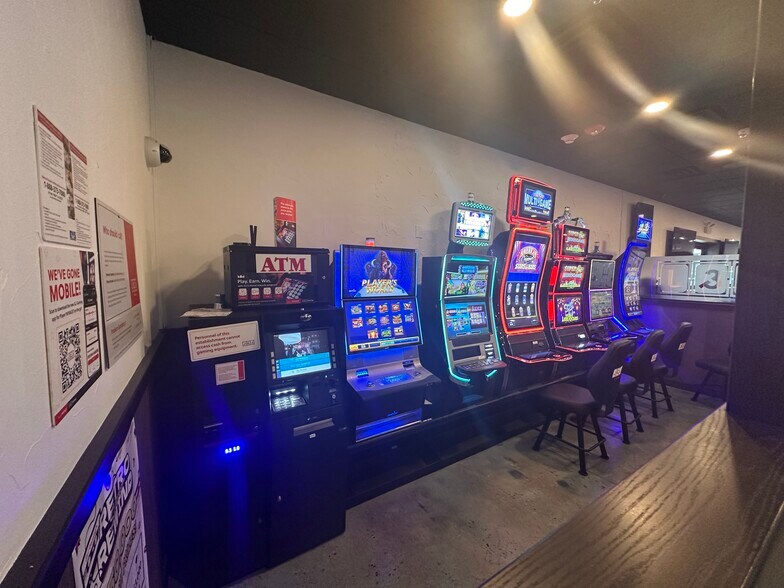 More Photos Of 6764 W Forest Preserve Dr, Harwood Heights Restaurant For Lease