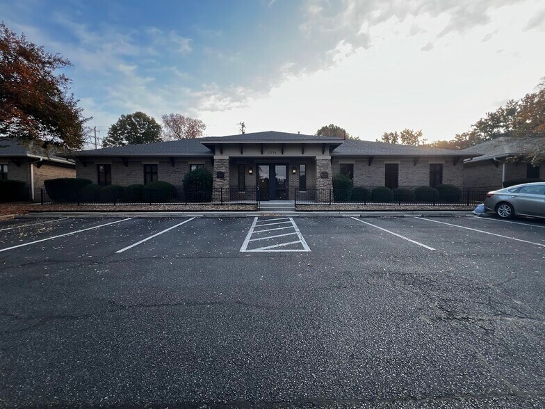 More Photos Of 1258 Mann Dr, Matthews Medical For Sale