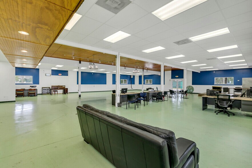 More Photos Of 10070 Fern Hill Dr, Riverview Freestanding For Lease