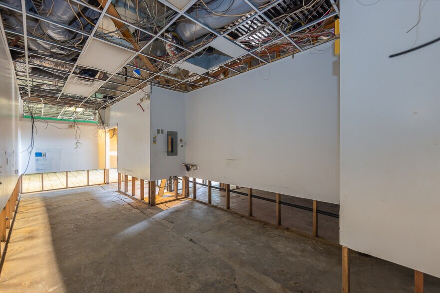 More Photos Of 12 E Dexter Plz, Pearl River Warehouse For Lease