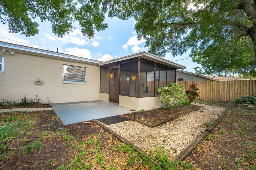 More Photos Of 5105 Memorial Hwy, Tampa Office Residential For Lease