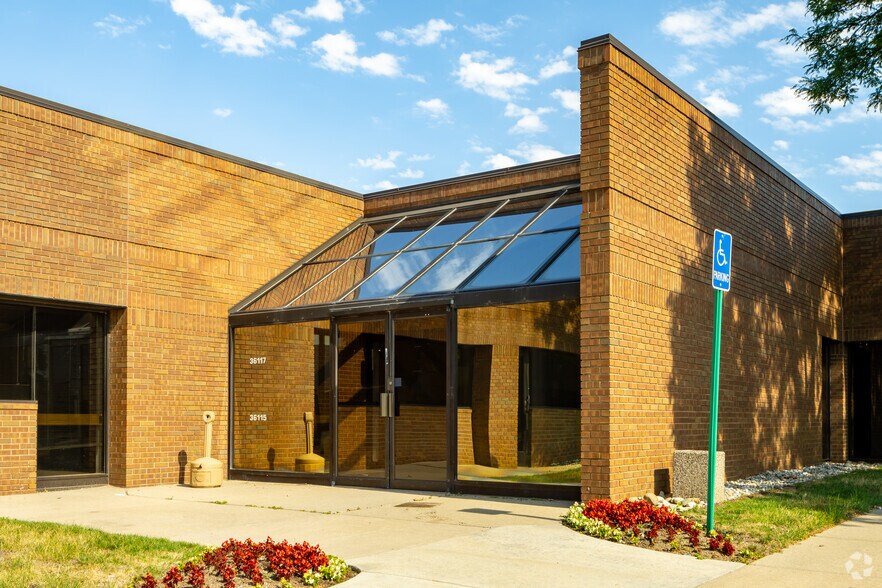 More Photos Of 36111-36119 Schoolcraft Rd, Livonia Medical For Lease