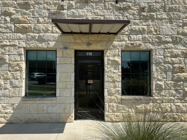 More Photos Of 605-701 E University Ave, Georgetown Storefront Retail Office For Sale