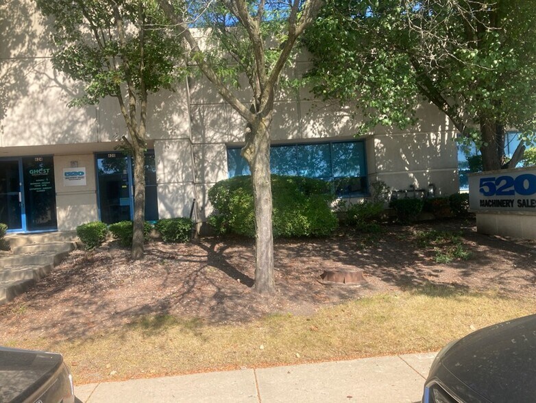 More Photos Of 620-630 Estes Ave, Schaumburg Warehouse For Sale