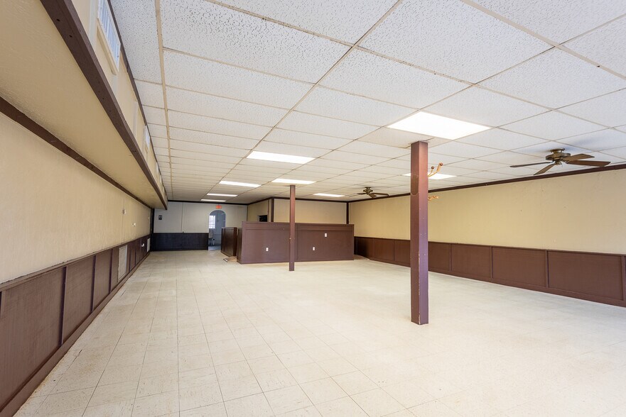 More Photos Of 114 S Teel Dr, Devine Restaurant For Sale