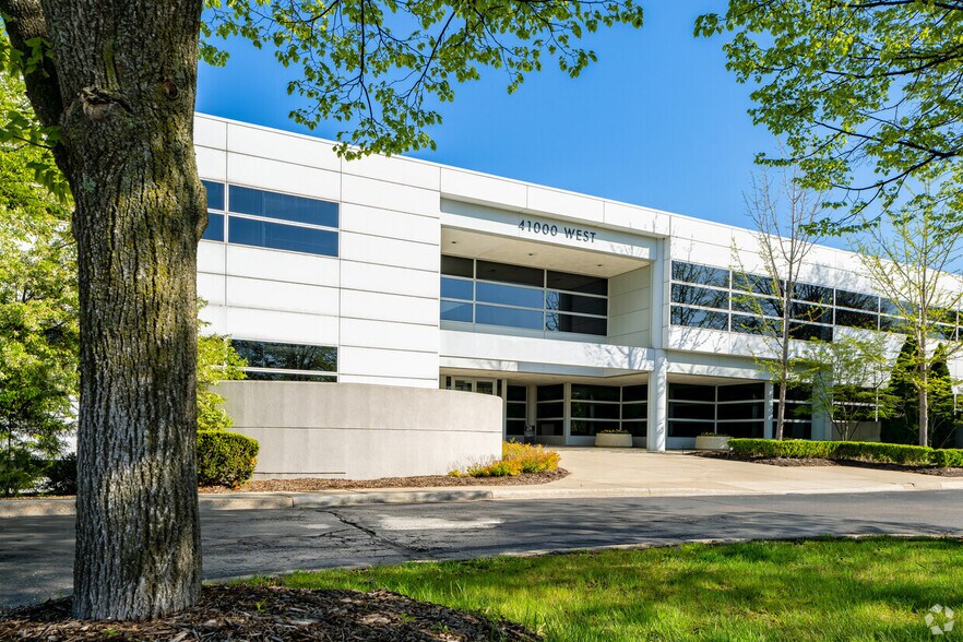 More Photos Of 41000 Woodward Ave, Bloomfield Hills Office For Lease