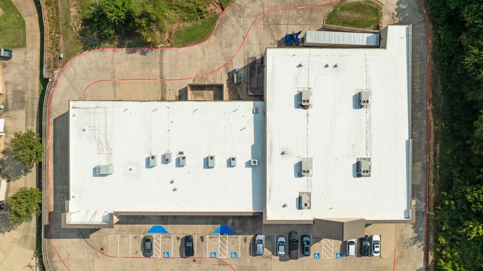 More Photos Of 3900 Lamar Ave, Paris Unknown For Lease