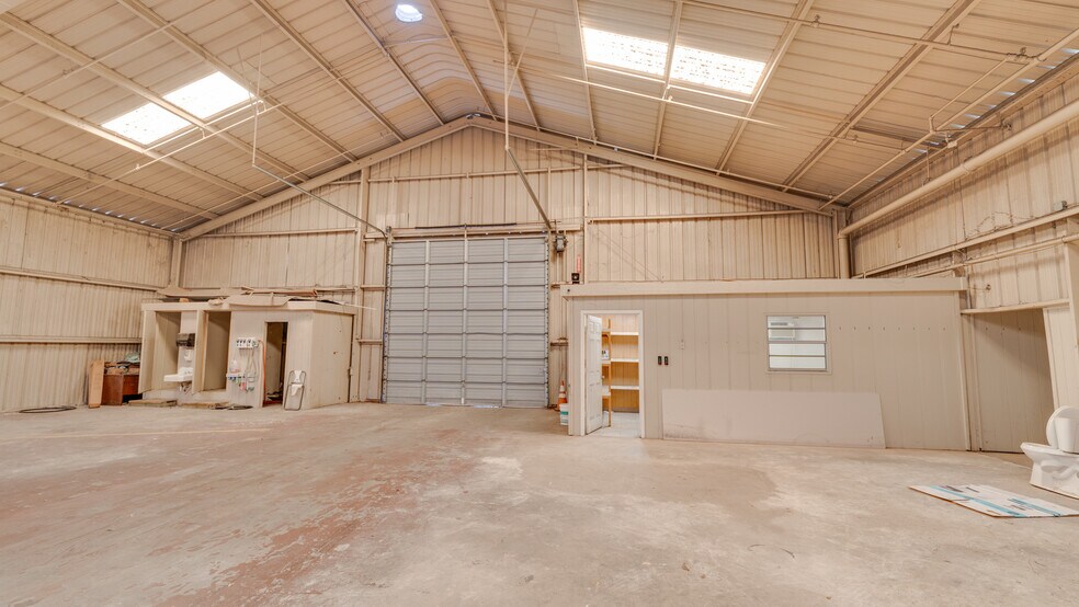 More Photos Of 510 N Walker St, Quitman Light Manufacturing For Lease