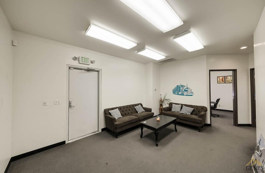 More Photos Of 701 Rooster Dr, Bakersfield Warehouse For Sale