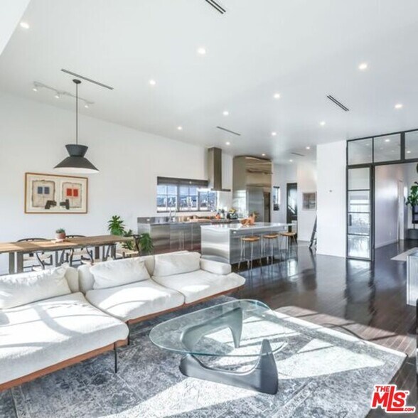 More Photos Of 5005 W Washington Blvd, Los Angeles Storefront Retail Residential For Lease