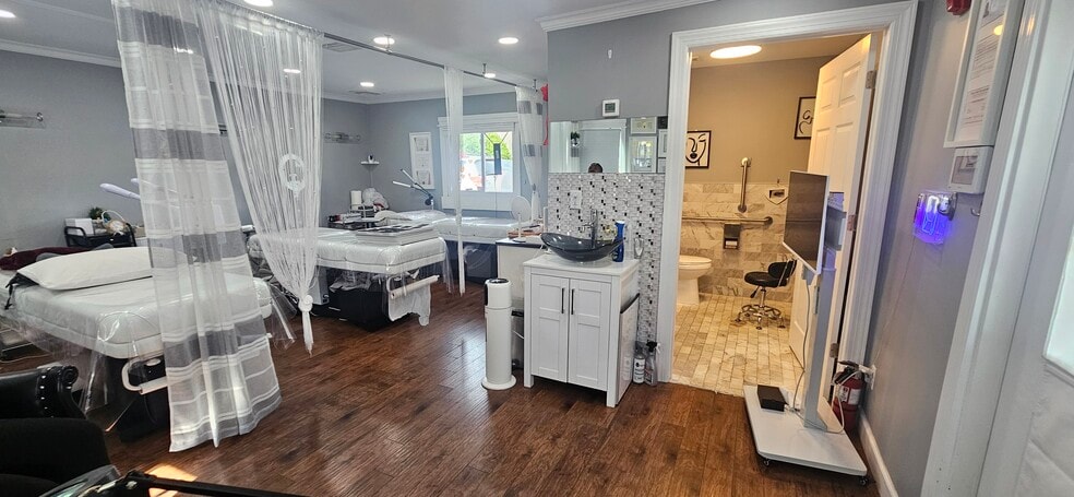 More Photos Of 16 Split Rock Rd, Syosset Freestanding For Lease