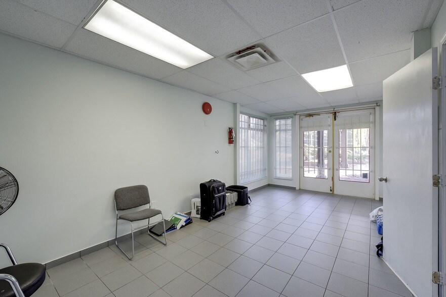 More Photos Of 3711-3763 Delbrook Ave, North Vancouver General Retail For Lease