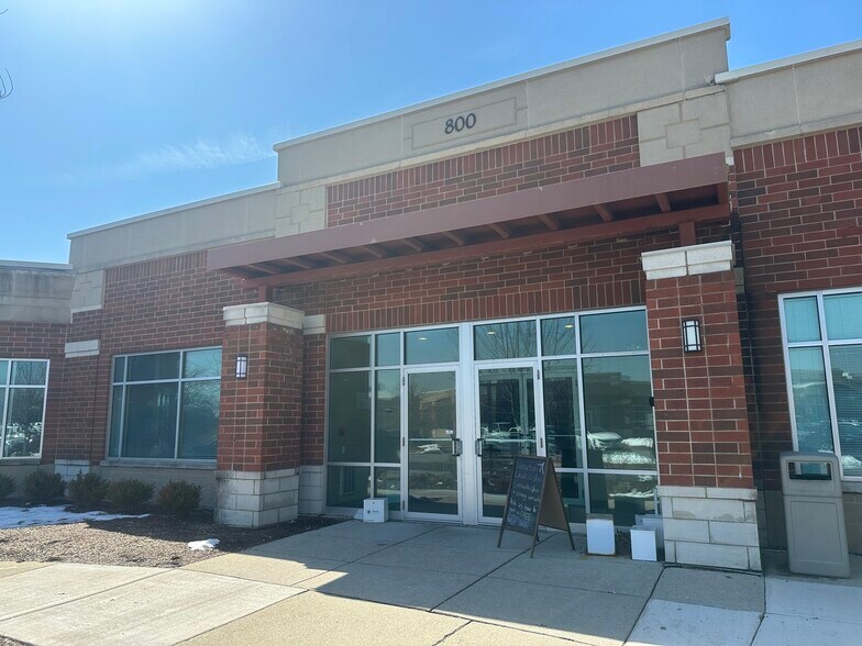 More Photos Of 800 E Woodfield Rd, Schaumburg Medical For Sale