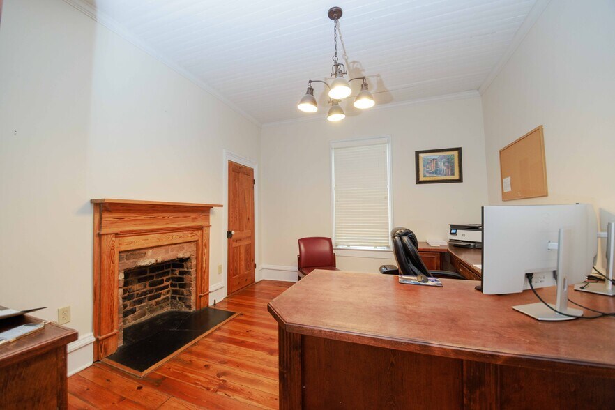 More Photos Of 106 N Alexander Ave, Washington Office For Sale