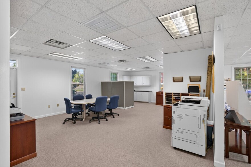 More Photos Of 800 Country Club Rd, Harrisonburg Office For Sale
