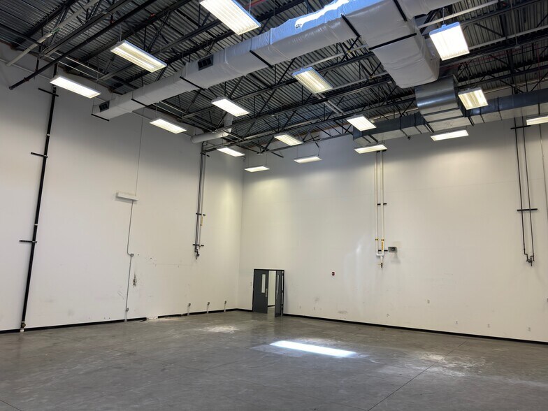 More Photos Of 4055 English Oak Dr, Lansing Light Manufacturing For Lease