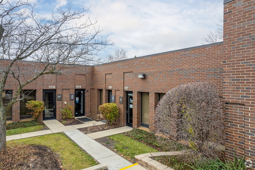 More Photos Of 825 N Cass Ave, Westmont Office For Lease