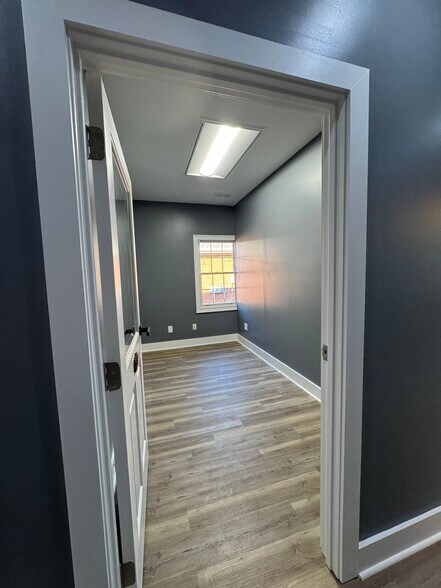 More Photos Of 301-304 Macy Dr, Roswell Medical For Lease