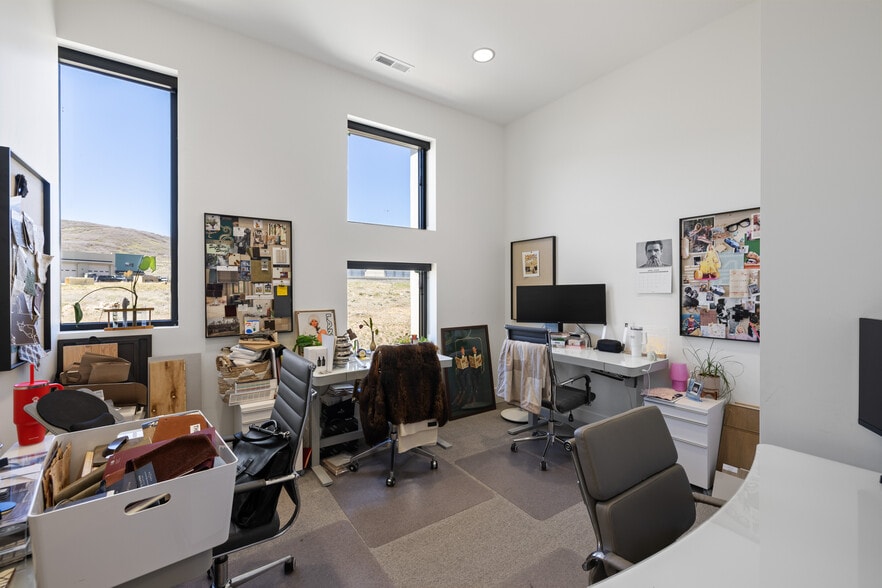 More Photos Of 4554 Forestdale Dr, Park City Light Manufacturing For Sale
