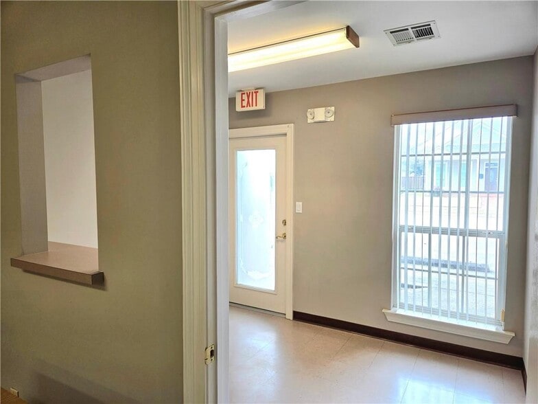 More Photos Of 1065 Muller Pky, Westwego Office For Sale