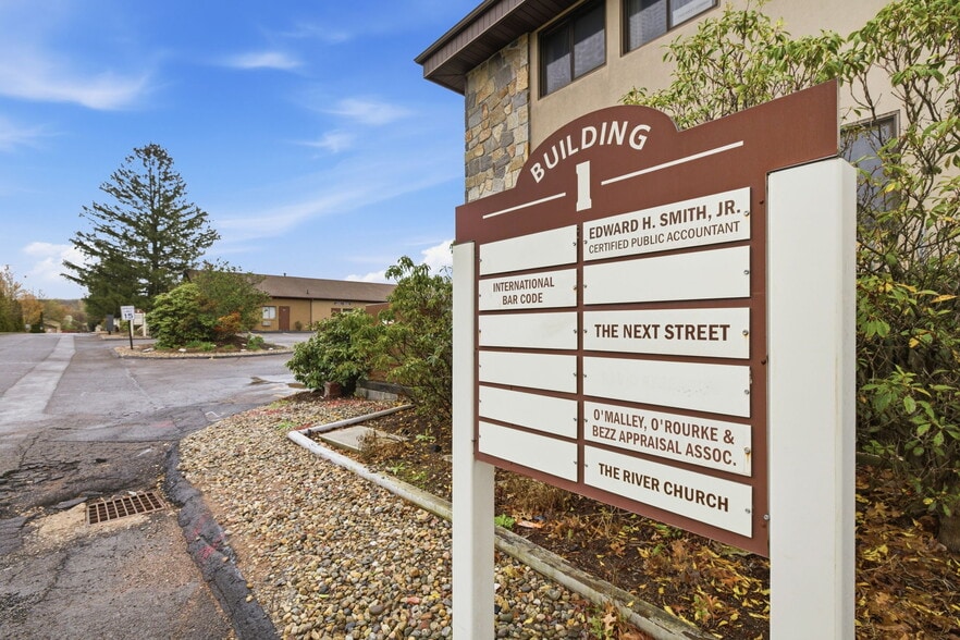 More Photos Of 160 Oak St, Glastonbury Office For Sale