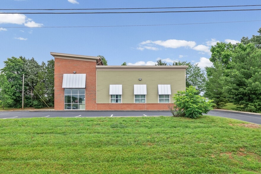 More Photos Of 2231 Stokes Rd, Clarksville Storefront Retail Office For Lease