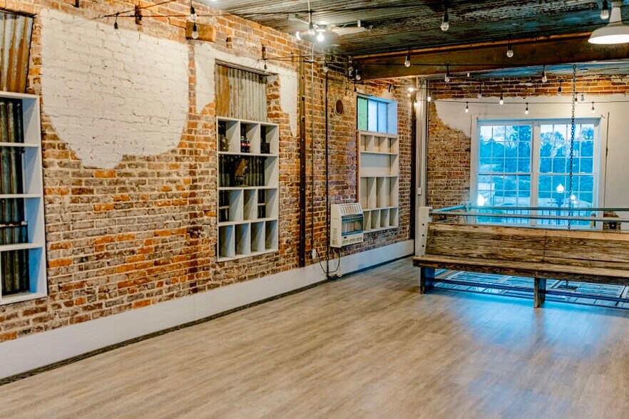 More Photos Of 914-918 20th St, Haleyville Storefront For Sale