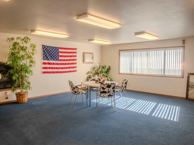 More Photos Of 1400 Lewandowski Rd, Sunnyside Specialty For Sale