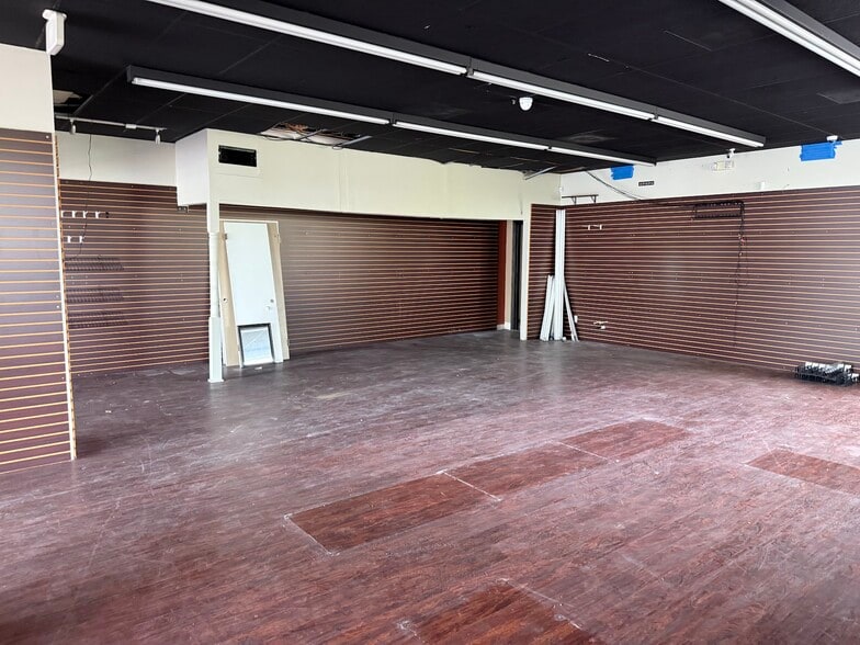 More Photos Of 1216 E Silver Springs Blvd, Ocala Storefront For Lease