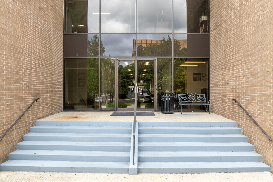 More Photos Of 3600 Forest Dr, Columbia Unknown For Lease