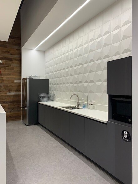 More Photos Of 300 Park Blvd, Itasca Office For Lease