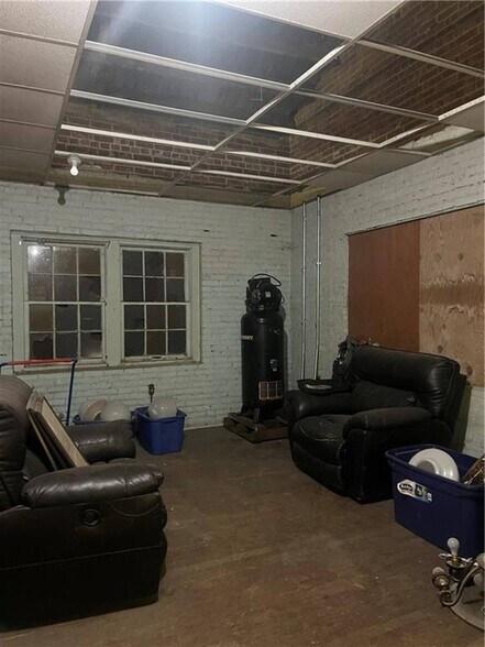 More Photos Of 1621 N 25th St, Kansas City Light Manufacturing For Sale