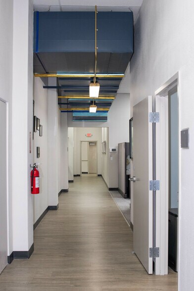 More Photos Of 9675 4th St N, Saint Petersburg Veterinarian Kennel For Lease