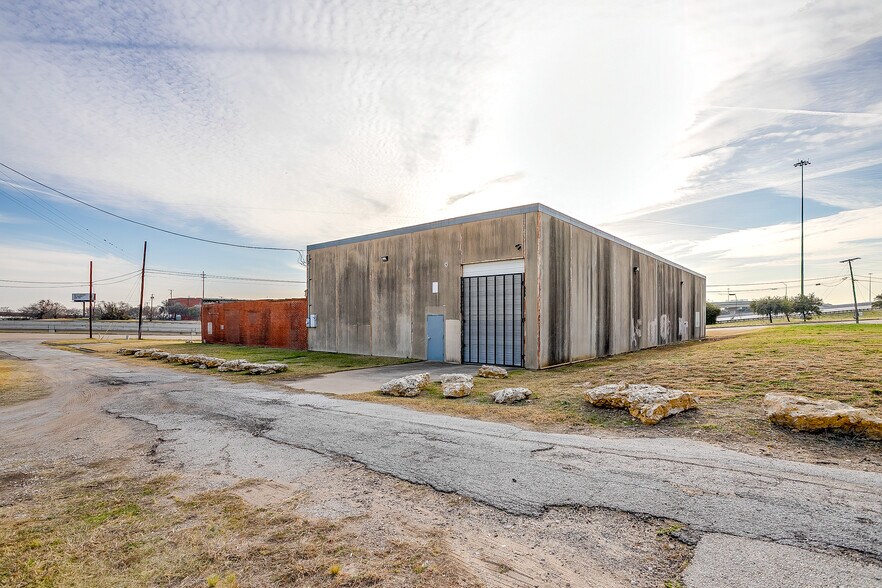 More Photos Of 1008 E 11th St, Fort Worth Warehouse For Lease